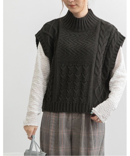 POU DOU DOU（プードゥドゥ）の「ハイネックケーブルニットベスト（ベスト・レディース・ダークグレー/アイボリー/マスタード・3）」の3枚目の写真