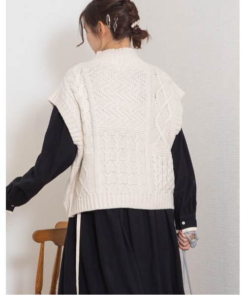 POU DOU DOU（プードゥドゥ）の「ハイネックケーブルニットベスト（ベスト・レディース・ダークグレー/アイボリー/マスタード・3）」の4枚目の写真