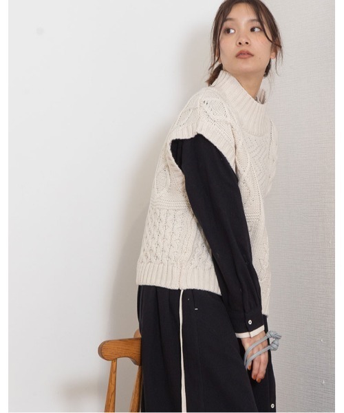 POU DOU DOU（プードゥドゥ）の「ハイネックケーブルニットベスト（ベスト・レディース・ダークグレー/アイボリー/マスタード・3）」の5枚目の写真