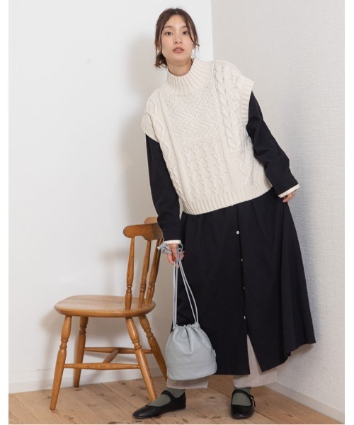 POU DOU DOU（プードゥドゥ）の「ハイネックケーブルニットベスト（ベスト・レディース・ダークグレー/アイボリー/マスタード・3）」の6枚目の写真