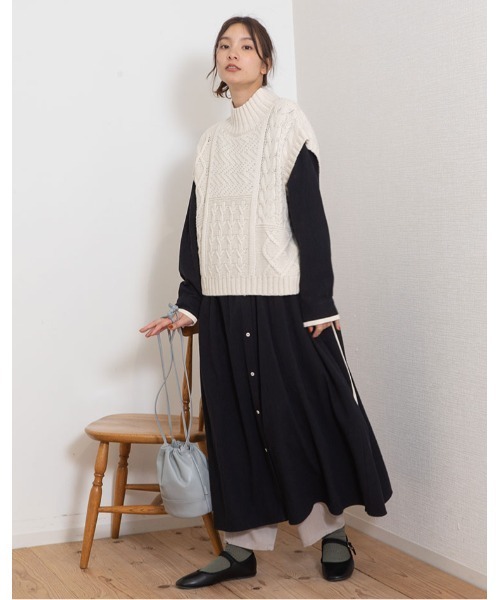 POU DOU DOU（プードゥドゥ）の「ハイネックケーブルニットベスト（ベスト・レディース・ダークグレー/アイボリー/マスタード・3）」の7枚目の写真