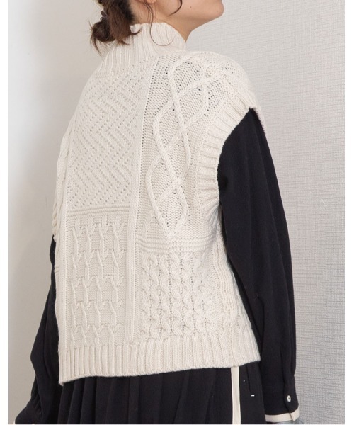 POU DOU DOU（プードゥドゥ）の「ハイネックケーブルニットベスト（ベスト・レディース・ダークグレー/アイボリー/マスタード・3）」の9枚目の写真