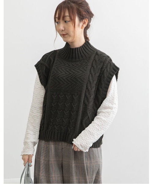 POU DOU DOU（プードゥドゥ）の「ハイネックケーブルニットベスト（ベスト・レディース・ダークグレー/アイボリー/マスタード・3）」の10枚目の写真