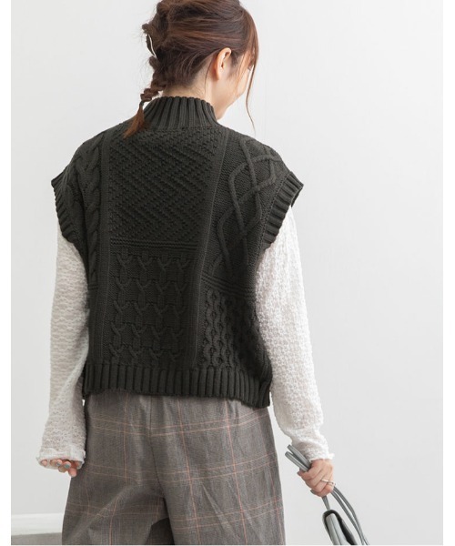 POU DOU DOU（プードゥドゥ）の「ハイネックケーブルニットベスト（ベスト・レディース・ダークグレー/アイボリー/マスタード・3）」の11枚目の写真
