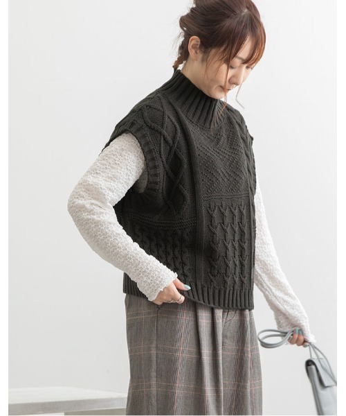 POU DOU DOU（プードゥドゥ）の「ハイネックケーブルニットベスト（ベスト・レディース・ダークグレー/アイボリー/マスタード・3）」の12枚目の写真