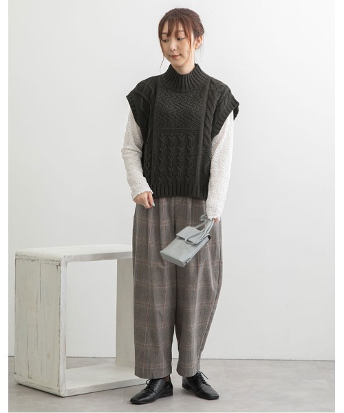 POU DOU DOU（プードゥドゥ）の「ハイネックケーブルニットベスト（ベスト・レディース・ダークグレー/アイボリー/マスタード・3）」の13枚目の写真