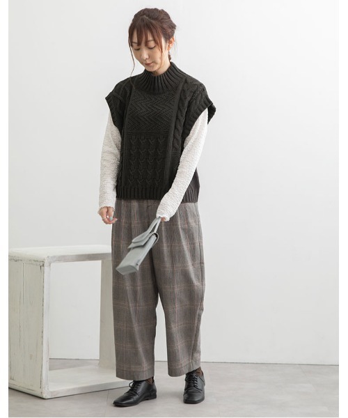 POU DOU DOU（プードゥドゥ）の「ハイネックケーブルニットベスト（ベスト・レディース・ダークグレー/アイボリー/マスタード・3）」の14枚目の写真