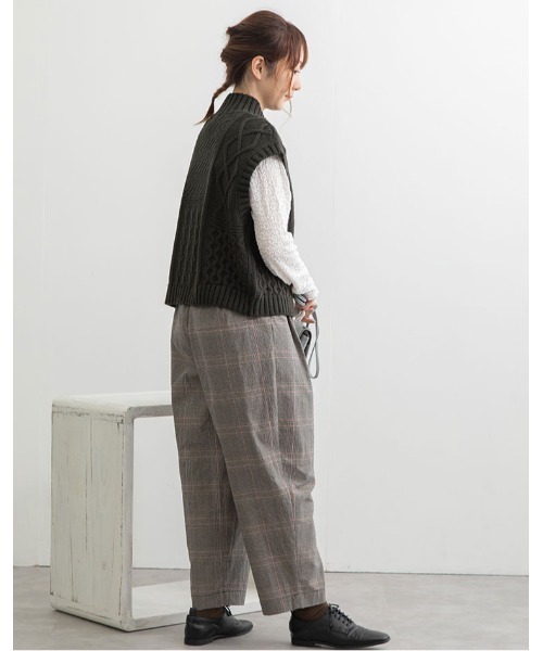 POU DOU DOU（プードゥドゥ）の「ハイネックケーブルニットベスト（ベスト・レディース・ダークグレー/アイボリー/マスタード・3）」の15枚目の写真