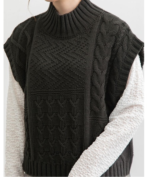 POU DOU DOU（プードゥドゥ）の「ハイネックケーブルニットベスト（ベスト・レディース・ダークグレー/アイボリー/マスタード・3）」の16枚目の写真