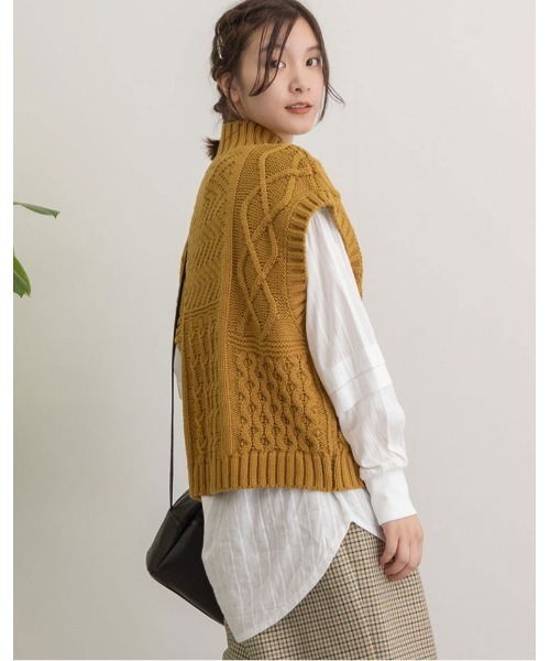 POU DOU DOU（プードゥドゥ）の「ハイネックケーブルニットベスト（ベスト・レディース・ダークグレー/アイボリー/マスタード・3）」の21枚目の写真