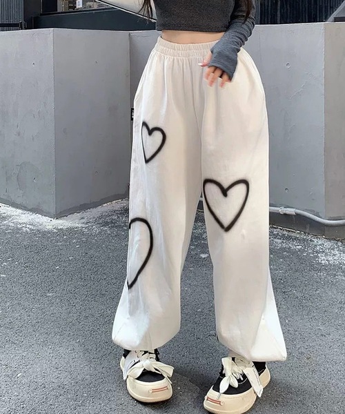 shopnikoniko(ショップニコニコ)の「ハイウエスト スェットパンツ ハートペイント ジョガーパンツ(スウェットパンツ・レディース・ブラック/ホワイト・フリー)」の3枚目の写真