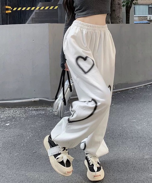 shopnikoniko(ショップニコニコ)の「ハイウエスト スェットパンツ ハートペイント ジョガーパンツ(スウェットパンツ・レディース・ブラック/ホワイト・フリー)」の4枚目の写真