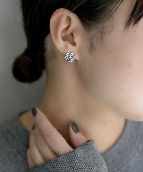 ear PAPILLONNER(イアパピヨネ)の「《WEB限定あり/シルバー925》ホースシューピアス(ピアス(両耳用)・レディース・ボルドー/サックスブルー・FREE)」の9枚目の写真