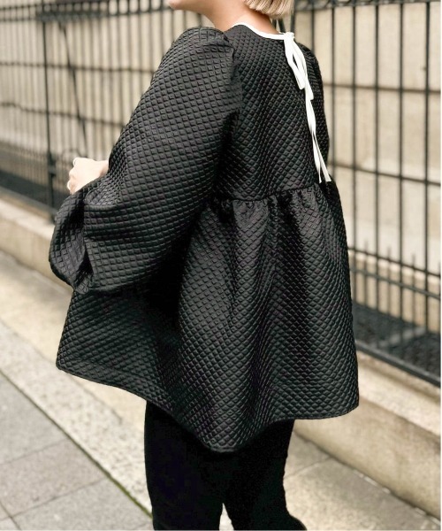 AMELY（エミリー）の「《mikuさん×Erikaさんコラボ》ジャガード生地ペプラムトップス（シャツ/ブラウス・レディース・ブラック/グレー/ブラック×ホワイト/ホワイト/スモークピンク・フリー）」の9枚目の写真