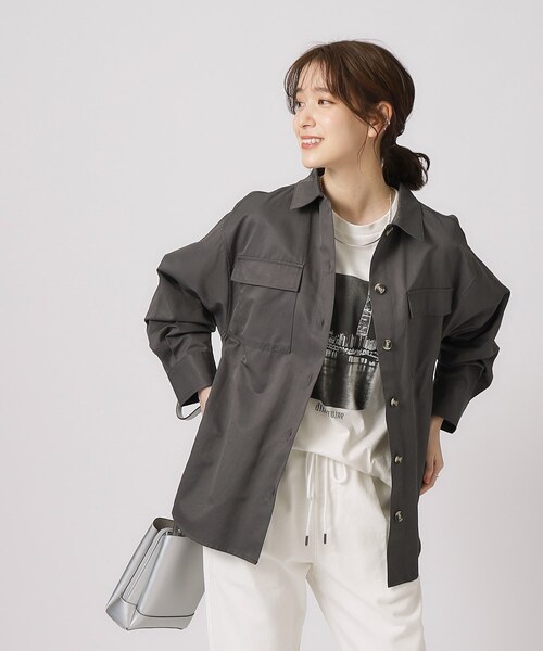 SHOO・LA・RUE(シューラルー)の「◆【季節の変わり目に】 羽織るだけでこなれ見え ダブルポケット シャツジャケット(シャツ/ブラウス・レディース・ダークグレー/オリーブ/ライトベージュ・02/03/04)」の20枚目の写真
