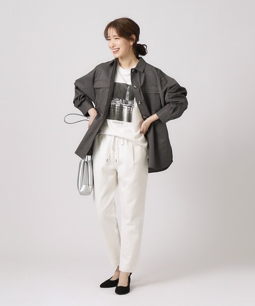 SHOO・LA・RUE(シューラルー)の「◆【季節の変わり目に】 羽織るだけでこなれ見え ダブルポケット シャツジャケット(シャツ/ブラウス・レディース・ダークグレー/オリーブ/ライトベージュ・02/03/04)」の22枚目の写真