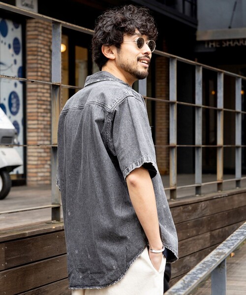 FREAK'S STORE(フリークスストア)の「リラックスフィット ブリーチ加工 シャンブレー レギュラーカラーシャツ ショートスリーブ/半袖シャツ/デニムシャツ/ダメージ加工(シャツ/ブラウス・メンズ・ブラック/ネイビー・MEDIUM/LARGE)」の3枚目の写真