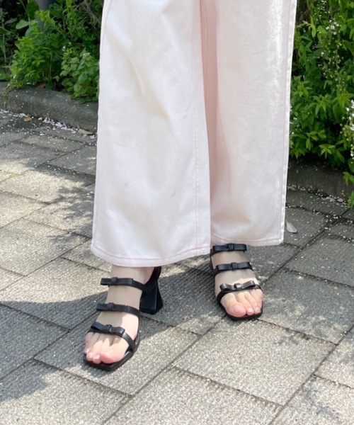 one wayザッカ（ワンウェイザッカ）の「リボンベルトミュールサンダル（サンダル・レディース・ブラック/アイボリー/シルバー・SMALL/X-LARGE/LARGE/MEDIUM）」の2枚目の写真