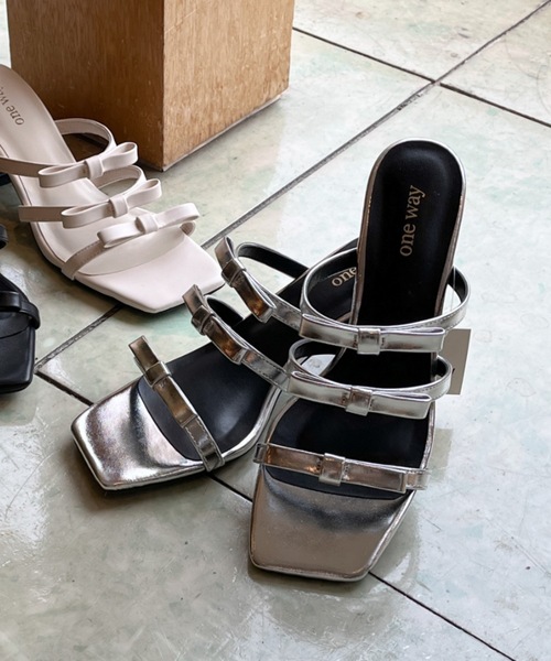 one wayザッカ（ワンウェイザッカ）の「リボンベルトミュールサンダル（サンダル・レディース・ブラック/アイボリー/シルバー・SMALL/X-LARGE/LARGE/MEDIUM）」の4枚目の写真