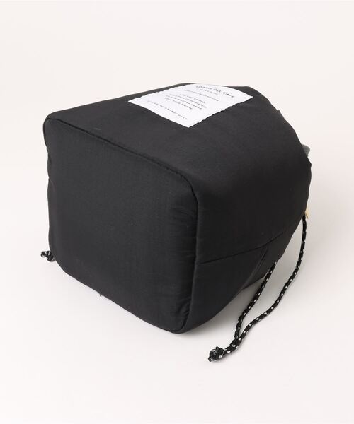 M.deux（エムドゥ）の「保冷巾着ランチバッグ（ハンドバッグ・レディース・ブラック/ストライプ・MEDIUM）」の4枚目の写真