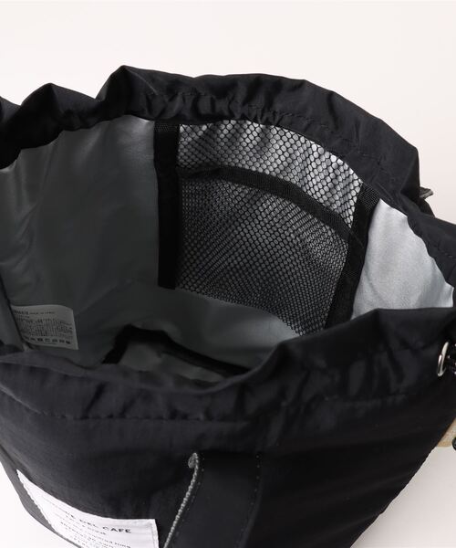 M.deux（エムドゥ）の「保冷巾着ランチバッグ（ハンドバッグ・レディース・ブラック/ストライプ・MEDIUM）」の3枚目の写真