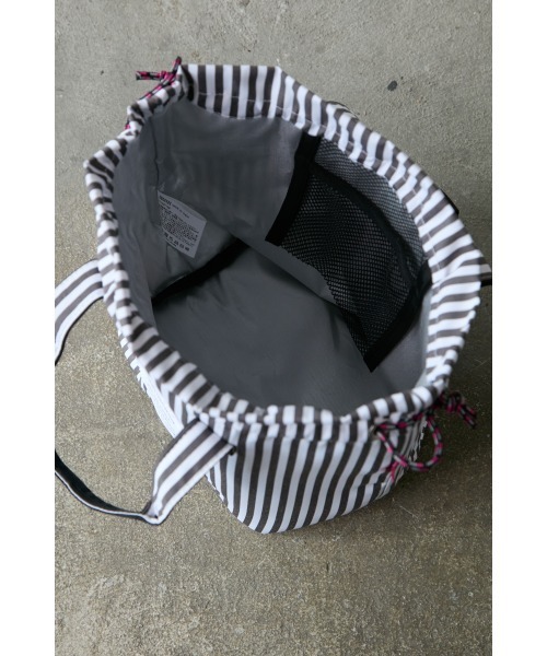 M.deux（エムドゥ）の「保冷巾着ランチバッグ（ハンドバッグ・レディース・ブラック/ストライプ・MEDIUM）」の9枚目の写真