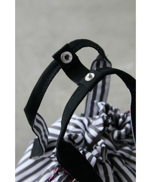 M.deux（エムドゥ）の「保冷巾着ランチバッグ（ハンドバッグ・レディース・ブラック/ストライプ・MEDIUM）」の8枚目の写真