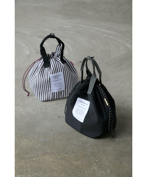 M.deux（エムドゥ）の「保冷巾着ランチバッグ（ハンドバッグ・レディース・ブラック/ストライプ・MEDIUM）」の11枚目の写真