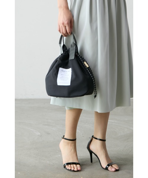 M.deux（エムドゥ）の「保冷巾着ランチバッグ（ハンドバッグ・レディース・ブラック/ストライプ・MEDIUM）」の7枚目の写真