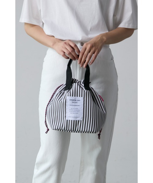 M.deux（エムドゥ）の「保冷巾着ランチバッグ（ハンドバッグ・レディース・ブラック/ストライプ・MEDIUM）」の6枚目の写真
