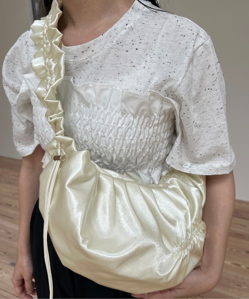 lawgy(ラウジー)の「satin gather design bag / サテンギャザーデザインバッグ(ショルダーバッグ・レディース・ブラック/ホワイト/オレンジ・FREE)」の2枚目の写真