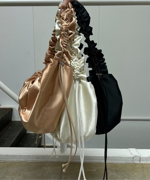 lawgy(ラウジー)の「satin gather design bag / サテンギャザーデザインバッグ(ショルダーバッグ・レディース・ブラック/ホワイト/オレンジ・FREE)」の3枚目の写真