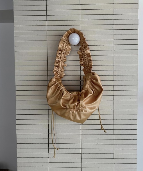 lawgy(ラウジー)の「satin gather design bag / サテンギャザーデザインバッグ(ショルダーバッグ・レディース・ブラック/ホワイト/オレンジ・FREE)」の9枚目の写真