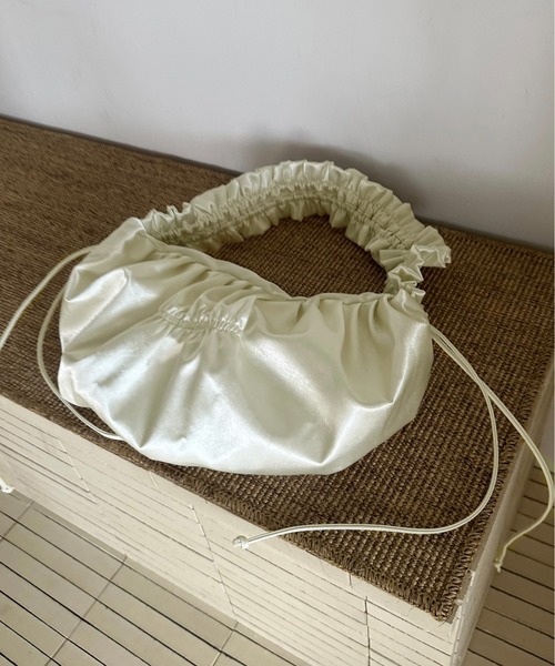 lawgy(ラウジー)の「satin gather design bag / サテンギャザーデザインバッグ(ショルダーバッグ・レディース・ブラック/ホワイト/オレンジ・FREE)」の10枚目の写真