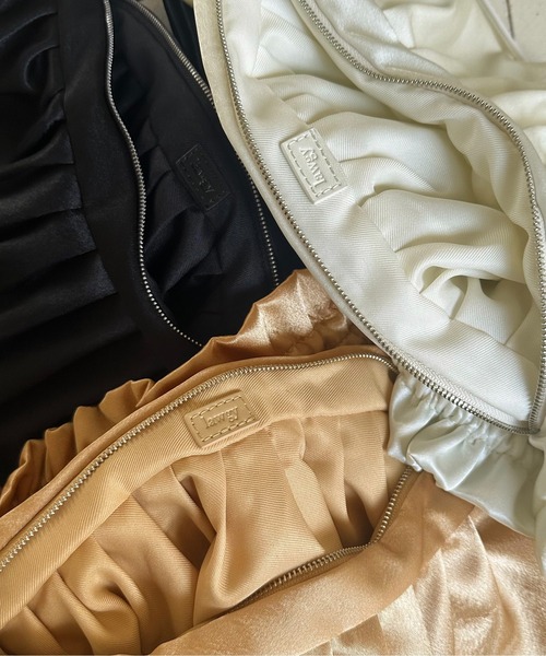 lawgy(ラウジー)の「satin gather design bag / サテンギャザーデザインバッグ(ショルダーバッグ・レディース・ブラック/ホワイト/オレンジ・FREE)」の4枚目の写真