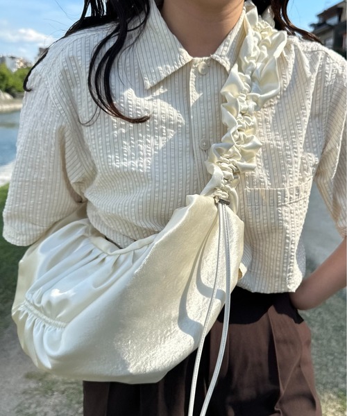 lawgy(ラウジー)の「satin gather design bag / サテンギャザーデザインバッグ(ショルダーバッグ・レディース・ブラック/ホワイト/オレンジ・FREE)」の11枚目の写真