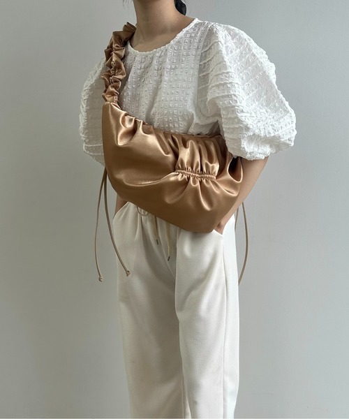 lawgy(ラウジー)の「satin gather design bag / サテンギャザーデザインバッグ(ショルダーバッグ・レディース・ブラック/ホワイト/オレンジ・FREE)」の5枚目の写真