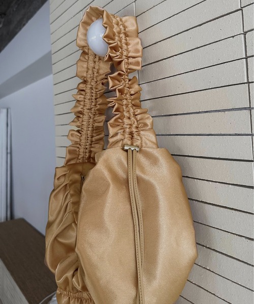 lawgy(ラウジー)の「satin gather design bag / サテンギャザーデザインバッグ(ショルダーバッグ・レディース・ブラック/ホワイト/オレンジ・FREE)」の8枚目の写真
