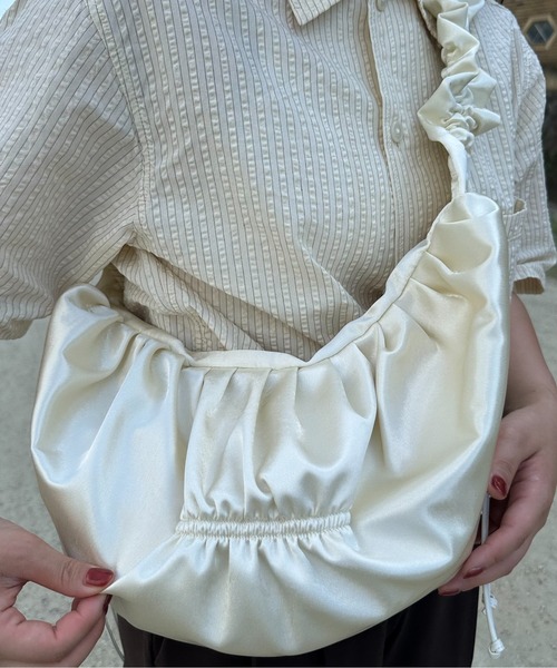lawgy(ラウジー)の「satin gather design bag / サテンギャザーデザインバッグ(ショルダーバッグ・レディース・ブラック/ホワイト/オレンジ・FREE)」の14枚目の写真