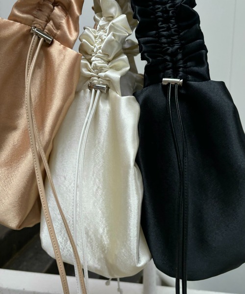 lawgy(ラウジー)の「satin gather design bag / サテンギャザーデザインバッグ(ショルダーバッグ・レディース・ブラック/ホワイト/オレンジ・FREE)」の16枚目の写真