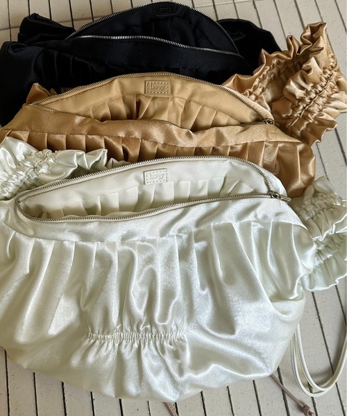 lawgy(ラウジー)の「satin gather design bag / サテンギャザーデザインバッグ(ショルダーバッグ・レディース・ブラック/ホワイト/オレンジ・FREE)」の17枚目の写真