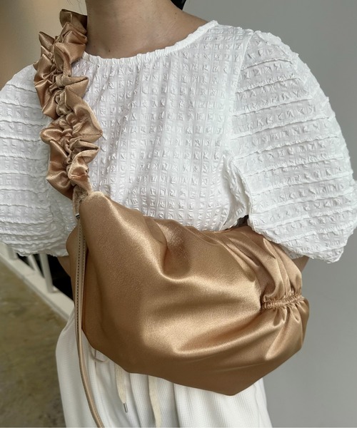 lawgy(ラウジー)の「satin gather design bag / サテンギャザーデザインバッグ(ショルダーバッグ・レディース・ブラック/ホワイト/オレンジ・FREE)」の6枚目の写真