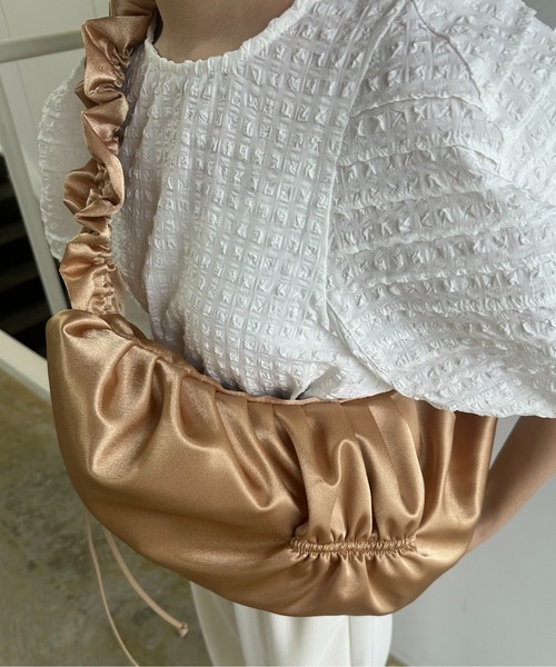 lawgy(ラウジー)の「satin gather design bag / サテンギャザーデザインバッグ(ショルダーバッグ・レディース・ブラック/ホワイト/オレンジ・FREE)」の7枚目の写真