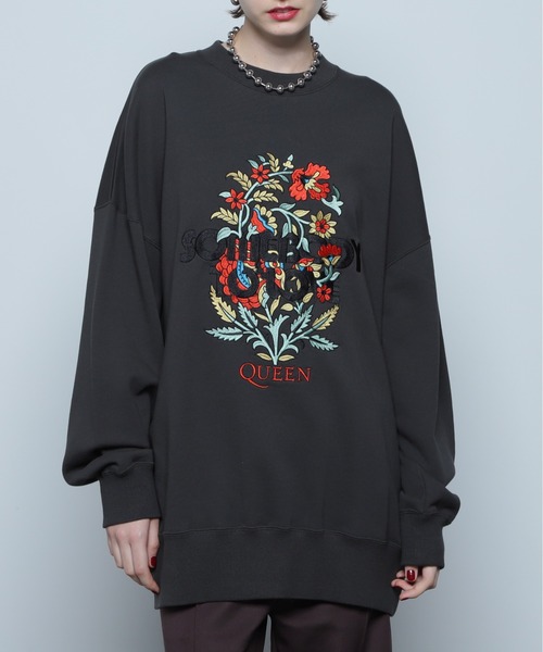 ROSE BUD（ローズバッド）の「QUEENコラボ エンブロイダリービッグスウェット（スウェット・レディース・グレー/ブラック・FREE）」の2枚目の写真