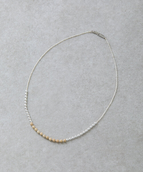 BEARDSLEY（ビアズリー）の「ベージュ＆シルバーネックレス（ネックレス・レディース・シルバー・FREE）」の2枚目の写真