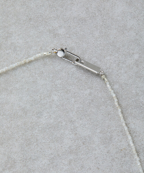 BEARDSLEY（ビアズリー）の「ベージュ＆シルバーネックレス（ネックレス・レディース・シルバー・FREE）」の4枚目の写真