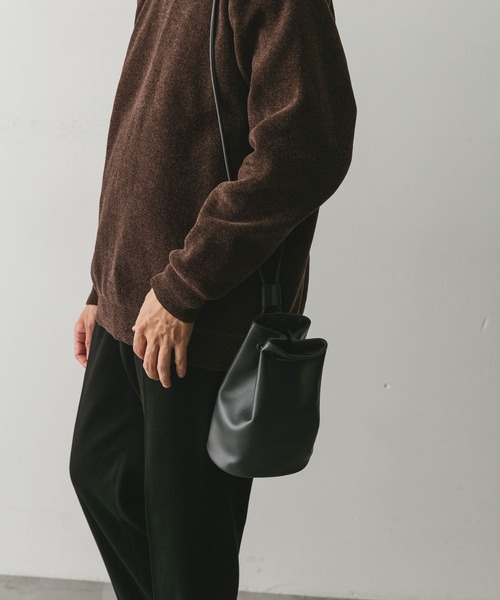 URBAN RESEARCH DOORS(アーバンリサーチドアーズ)の「2WAY巾着バッグ(ショルダーバッグ・メンズ・ブラック/チャコールグレー・-)」の1枚目の写真