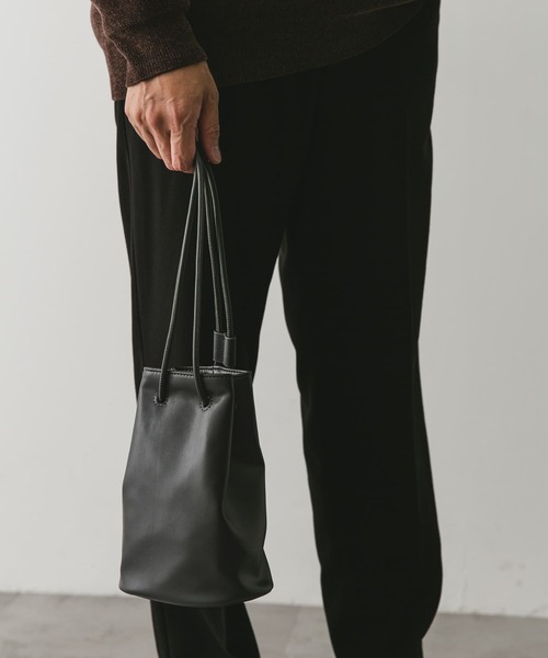 URBAN RESEARCH DOORS(アーバンリサーチドアーズ)の「2WAY巾着バッグ(ショルダーバッグ・メンズ・ブラック/チャコールグレー・-)」の3枚目の写真