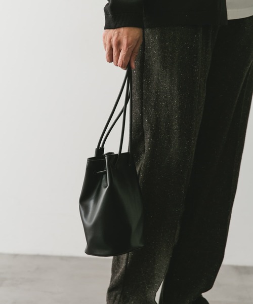 URBAN RESEARCH DOORS(アーバンリサーチドアーズ)の「2WAY巾着バッグ(ショルダーバッグ・メンズ・ブラック/チャコールグレー・-)」の5枚目の写真