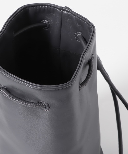 URBAN RESEARCH DOORS(アーバンリサーチドアーズ)の「2WAY巾着バッグ(ショルダーバッグ・メンズ・ブラック/チャコールグレー・-)」の15枚目の写真